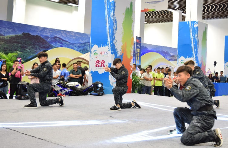 环球在发现 2017国际徒步比赛基地选线暨户外运动装备展览会在贵州省兴义体育中心隆重开幕