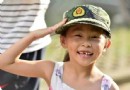 环球在线新闻 因一名解放军战士误机半小时，9名旅客改签，凭什么？只因当兵的有“特权”！