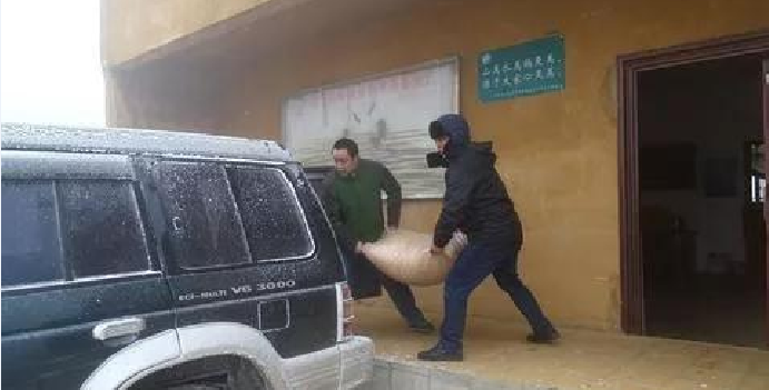 环球在线新闻 探索云南省昭通市大山包银装素裹，千余只黑颈鹤雪中有粮不愁吃