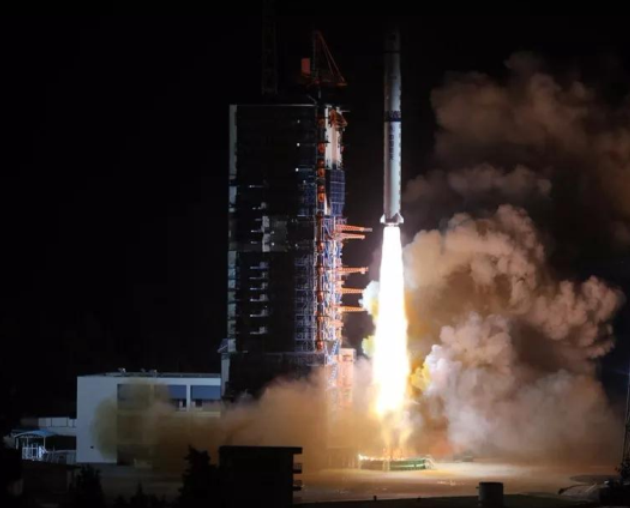 环球在线新闻 中国国在西昌卫星发射中心用长征四号丙运载火箭，成功将探月工程嫦娥四号任务鹊桥号中继星发射升空