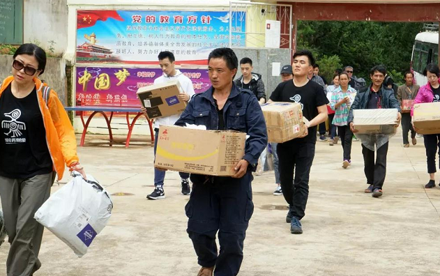 环球在线新闻 两岸爱心基金为云南丽江华坪县新阳小学学生救助100万元