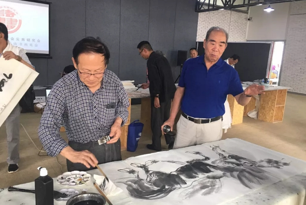 环球在线新闻 庆祝中国人民解放军建军91周年书画展中国诗书画研究会云南研究会组织书画笔会邀请军队及地方老领导、军旅艺术家、知名艺术家们泼墨抒情