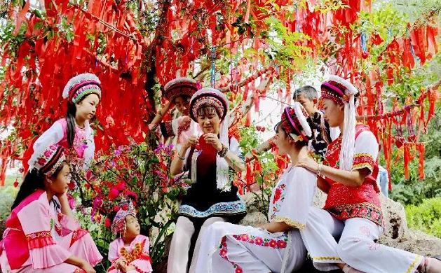 环球在线新闻 人物 | 非遗传承人杨慧英 巧手"剪"出精彩人生