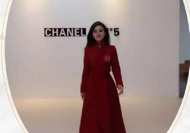环球在线新闻 黑龙江青年歌唱家杨硕登台世界休闲小姐大赛冠军尽展“国际范”