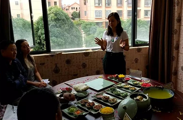 环球在线新闻 环球探秘一套“七彩山鸡过桥缘”米线、几十碟菜品！最有仪式感的蒙自过桥米线吃法攻略