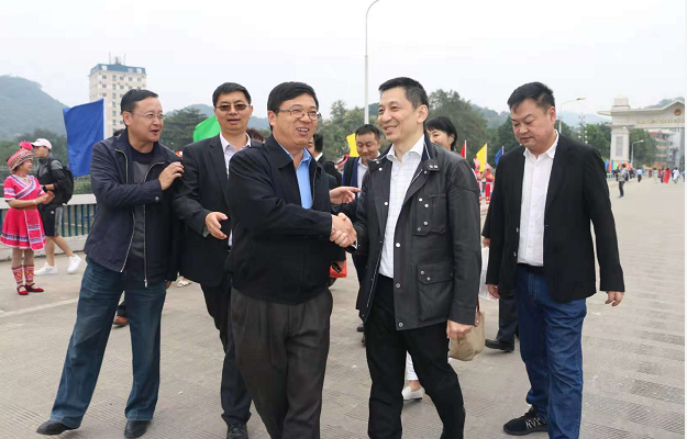 环球在线新闻 “2018香港古董车滇越行”驶入“口岸明珠国门河口”