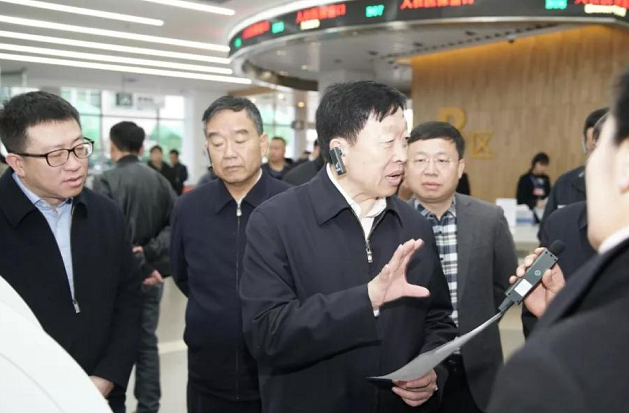 环球在线新闻 昆明市委书记程连元一行到盘龙区政务服务中心调研!