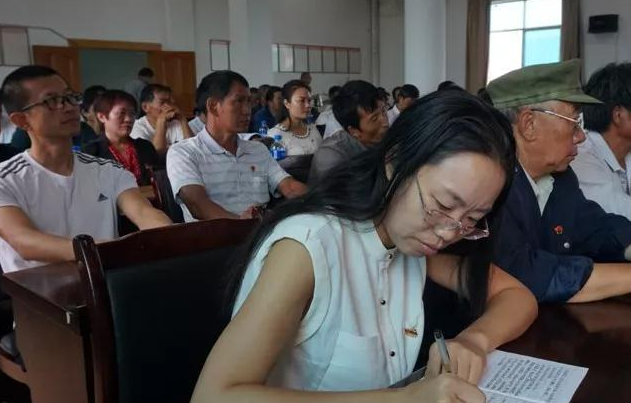 环球在线新闻 云南省红河州石屏县宝秀镇召开纪念中国共产党成立98周年大会暨“不忘初心、牢记使命”主题教育党课