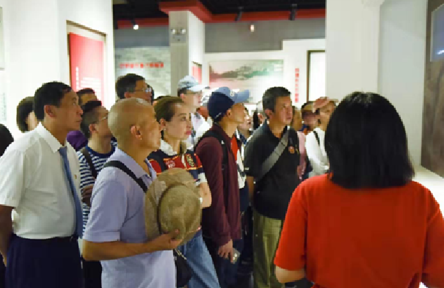 环球在线新闻&nbsp;环球探秘云南在行动&nbsp;追寻红军足迹&nbsp;&nbsp;传承红军精神---昆明市-盘龙区百名退役军官走进柯渡开展红色党日主题教育活动