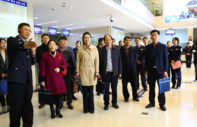 环球在线新闻 任军号深入昆明调研“治庸懒、强担当、树新风”主题实践听取社会各界代表意见