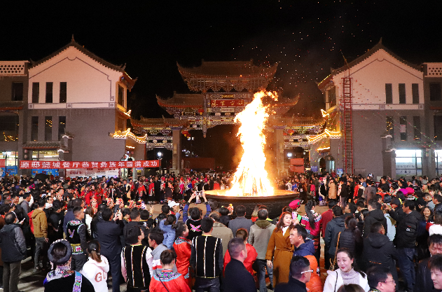 环球在线新闻 凤家古镇聚嘉宾 罗婺故里迎彝年 ——2019云南昆明地区彝族年庆典活动在禄劝凤家古镇隆重举行
