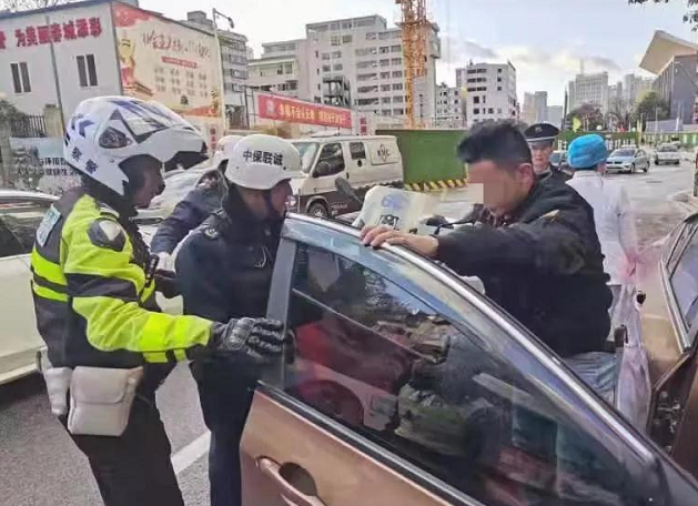 环球在线新闻  今天，我们被这个背影帅到了！|| 主题实践