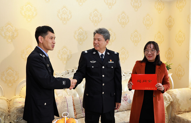 环球在线新闻 任军号看望慰问基层公安民警辅警和 离退休干部