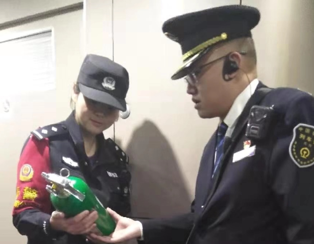 环球在线新闻 车门一关   责任在心 闵江：列车上的坚守