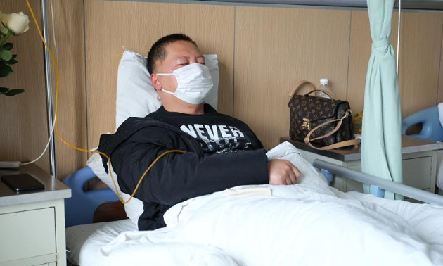 环球在线新闻 受伤后他说：作为党支部书记、所长，我不上谁上