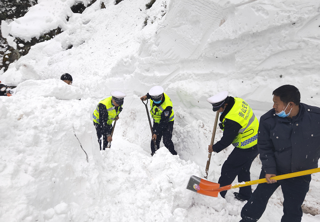 环球在线新闻 云南省怒江州独龙江交警冲破风雪，为生命“开路”！