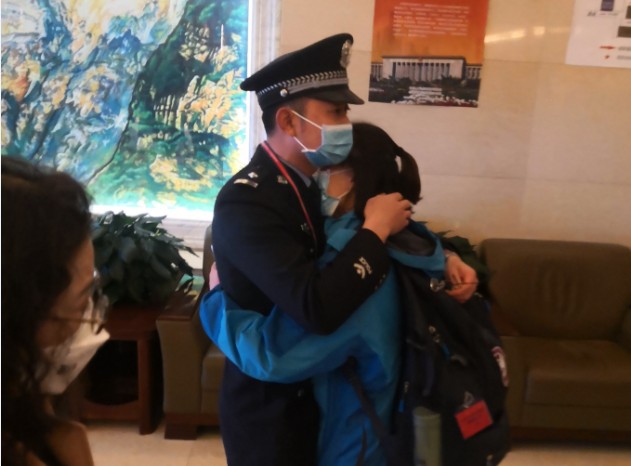 花开疫散，我们一起回家 云南机场公安民警泪别驰援湖北咸宁医疗队妻子