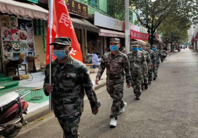 云南省昆明市盘龙区金辰街道民兵在疫情防控战场筑起迷彩长城