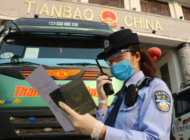 邓秋洁:国门警花别样红