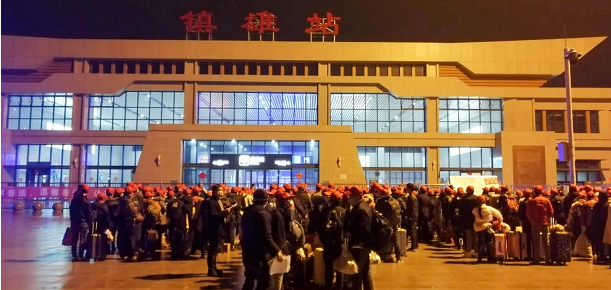 预约办证送上门 矛盾调处进家门 法制宣传入心门 安全护送出远门 镇雄泼机龙翔派出所治庸•便民：保障复工“零失误” 服务群众“零距离”