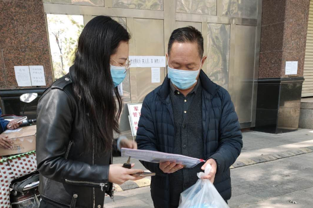 心连心 抗疫情 军休中心为军休老干部送口罩、送捐款收据