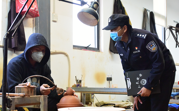治庸•便民丨云南省红河州建水警方和群众一起战疫保平安