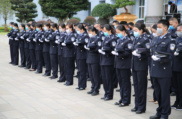 云南公安民警辅警向新冠肺炎疫情牺牲烈士和逝世同胞默哀