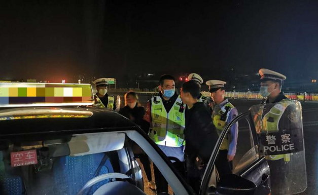 出租车闪灯“我被打劫请报警！” 警方紧急出动