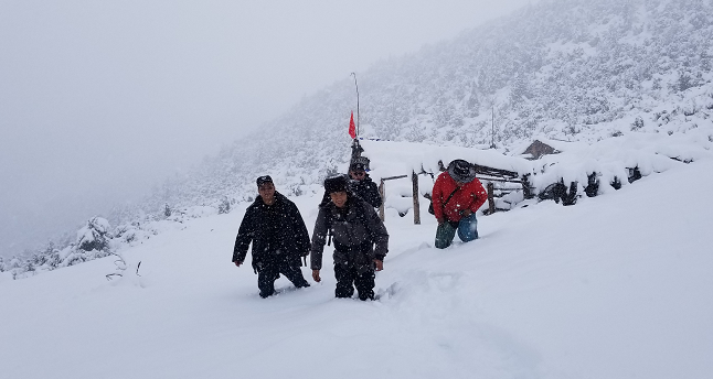 雪警在4500米海拔巡逻