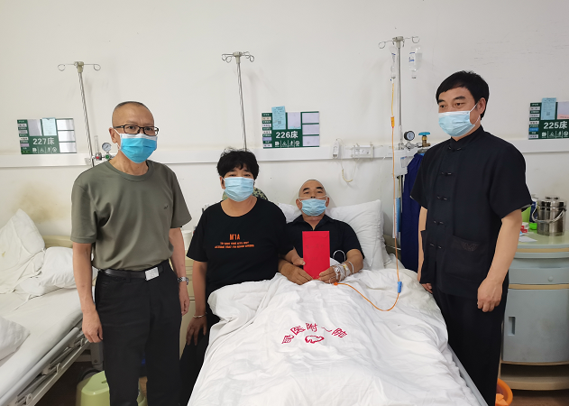 【参战老兵为身患大病的李德华再伸援手】