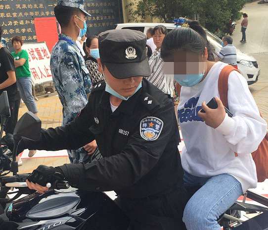 速度！特警小哥暖心送“证”