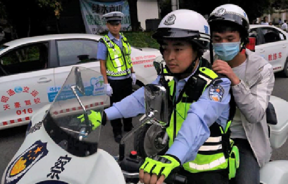 护航高考 暖心警事