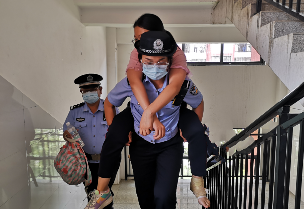 云南公安民警与时间赛跑护航高考​