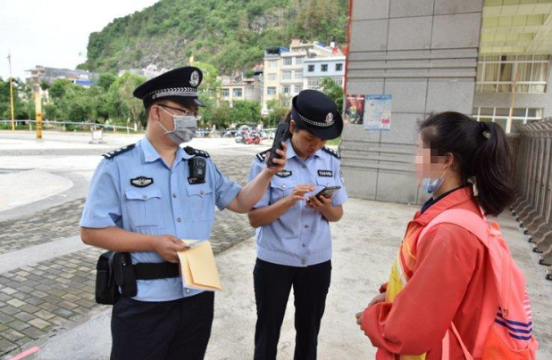防止考生忘带身份证  西畴警方设立高考身份核查服务岗