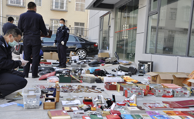 700件价值200万的赃物铺满篮球场！ 云南省楚雄警方打掉特大入室盗窃团伙