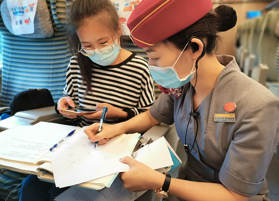 云南：铁路加开列车送考生赴考特岗教师
