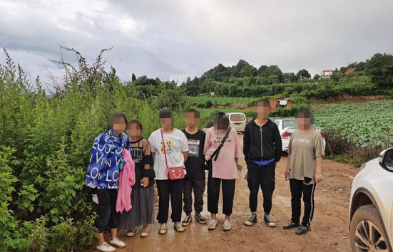 民警紧急搜救4小时 解救7名被困山中学生