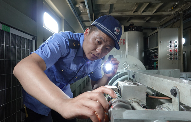 彭石林：把“国防绿”融入“检修蓝” 把好列车“安全关”
