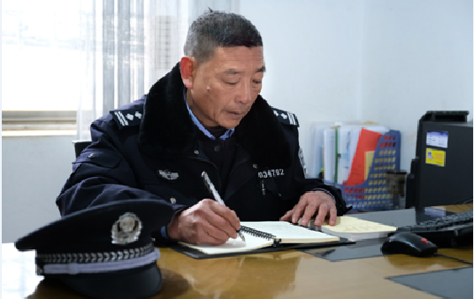 为民“孺子牛”：云南省红河州弥勒市公安局东山派出所教导员何建文