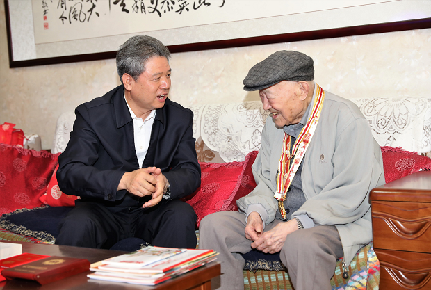 任军号看望慰问抗战老战士、 云南省公安厅离休老干部代表刘一如同志