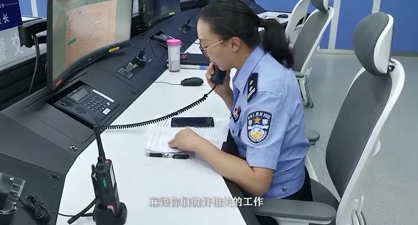 云南大理：孕妇送医途中羊水破裂 交警护送为生命开道