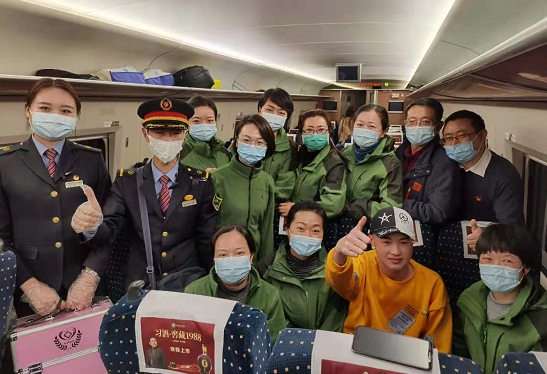 暖心！小伙列车上突发疾病 云南援咸医疗队出手相救