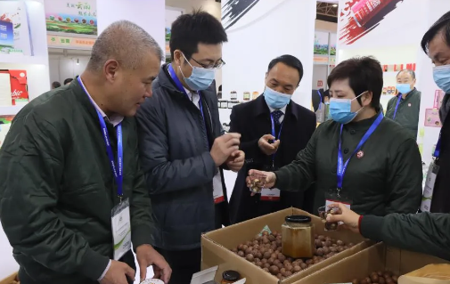 国家退役军人事务部就业创业司副司长李云鹏到“军创云品”展馆检查指导