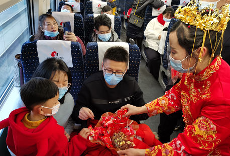 云南：刚开通的大临铁路客流旺盛喜庆