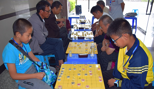 云南弥勒：老少同台竞棋艺