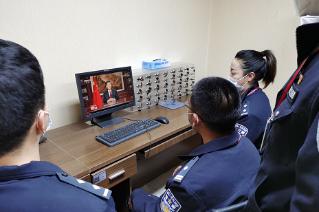 艰难方显勇毅 磨砺始得玉成——昆明边检民警执勤现场聆听习近平主席2021年新年贺词受鼓舞