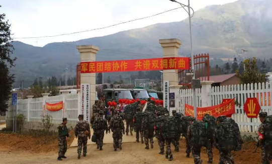 军民鱼水情，兵哥哥们拉练途中不忘这件事……