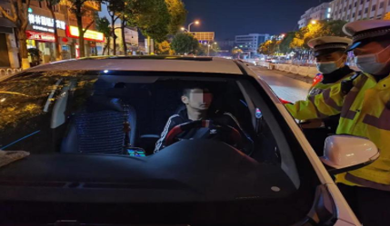 “我实在忍不住了……”  醉驾男子当着交警的面呕吐了！