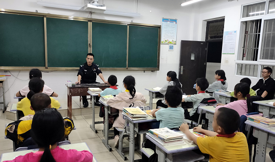 天保边检站这位能上历史课的民警还是个音乐老师？