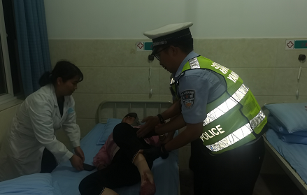 云南漾濞：地震来袭落石砸中货车  交警冒险背出1名伤员